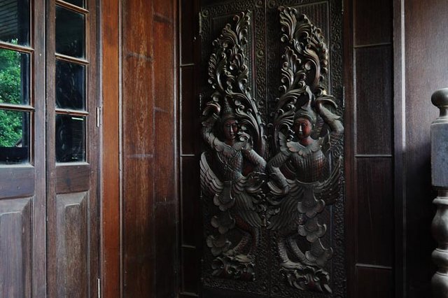резная дверь старинного дома из тика, Тайский дом, фотографии из Таиланда