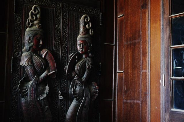фрагмент резной тайской двери в старинном доме, фотографии из Тайланда в цвете