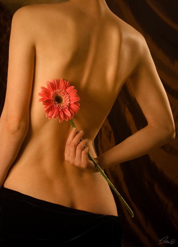 Фото голенькой девушки с букетом цветом