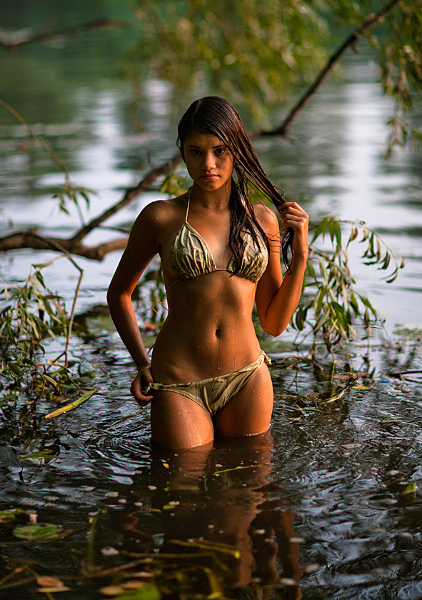 Грудастая дамочка сняла с себя купальник на берегу озера порно фото