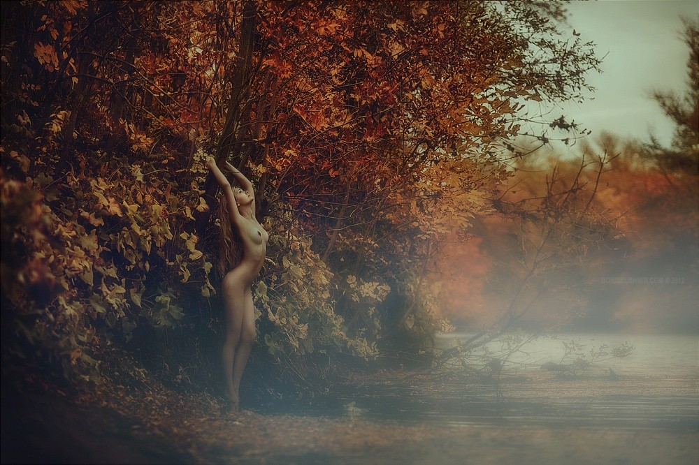 Эротичная девушка в осеннем лесу