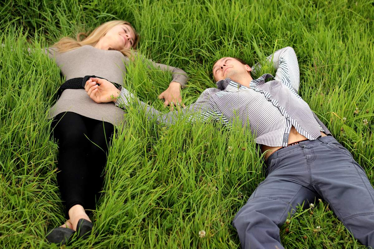 Две кузины отдыхают на траве без нижнего белья фото
