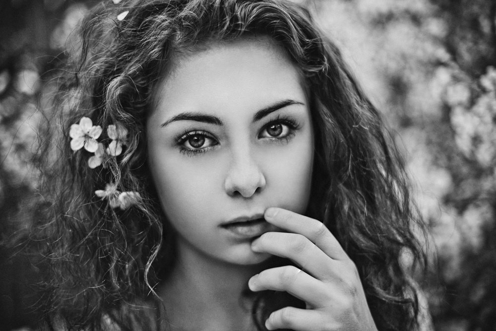 Красивая русская девушка в черно-белом оcвещении 