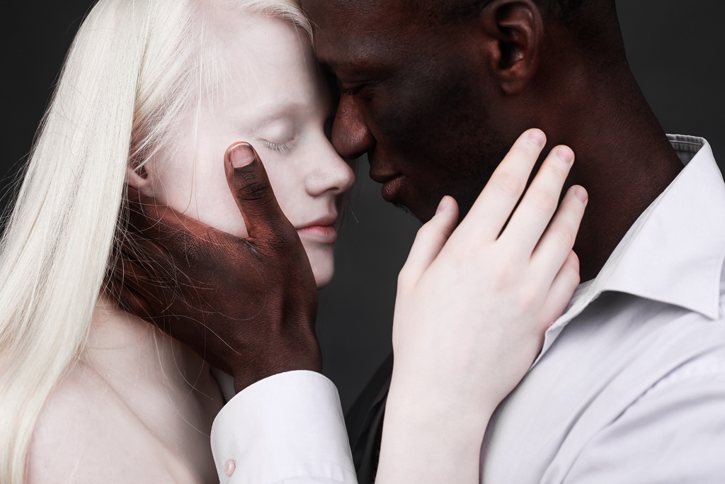 Белокожая модель ищет наслаждения с чернокожим любовником