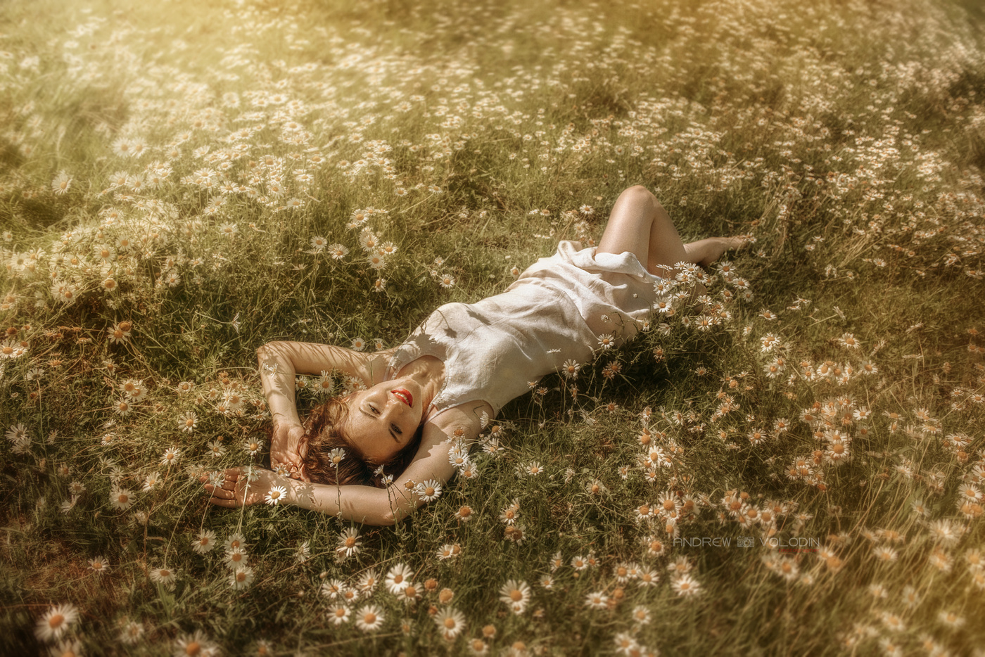 Обнаженная леди загорает на травке и наслаждается летним солнцем