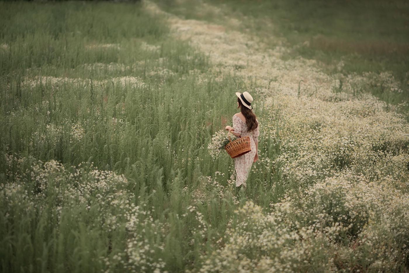 Голая девушка в поле с ретро видеокамерой