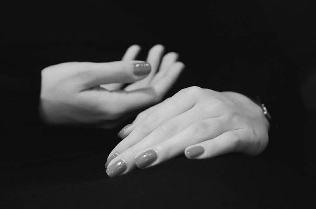 женские руки, фотография в черно-белом, женские портреты в женских руках