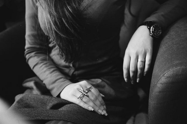руки девушки с кольцом в форме стрекозы, фотография