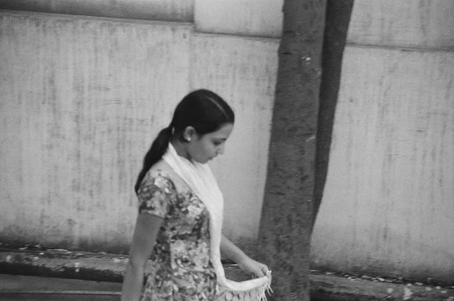 фотопортрет уходящей индийской девушки, фотография из Индии в черно-белом исполнении