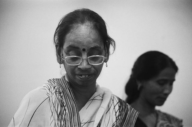 фотопортрет индийской женщины в черно-белой фотографии из Индии