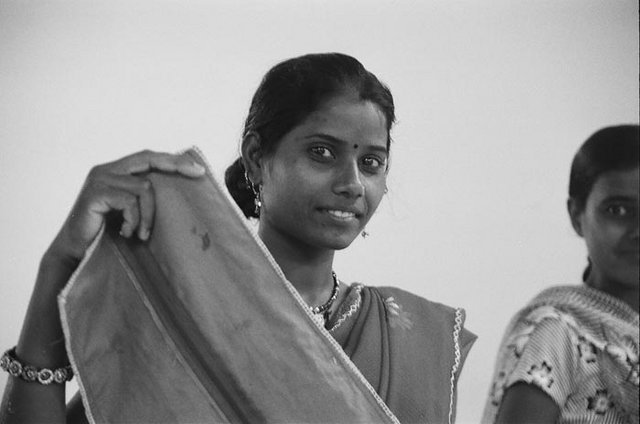 фотопортрет индийской девушки Раджастана, черно-белая фотография из Индии