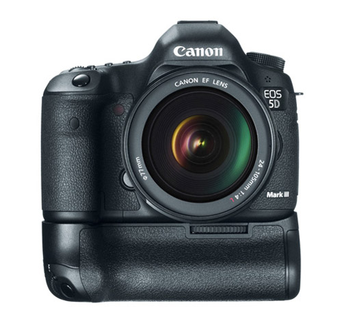 Canon EOS 5D Mark III с пристёгнутой батарейной ручкой
