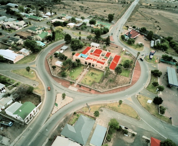 Тюрьма Бофорт Уэст (с воздуха).
Предоставлено: Микаэль Суботски и Goodman Gallery, ЮАР