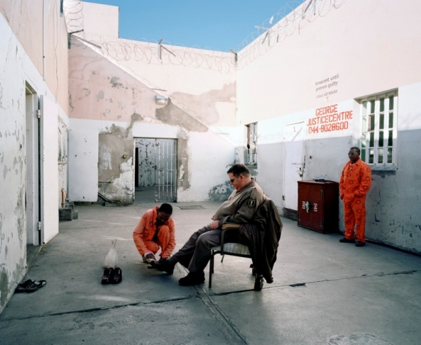 Жак чистит обувь, Тюрьма Бофорт Уэст.
Предоставлено: Микаэль Суботски и Goodman Gallery, ЮАР