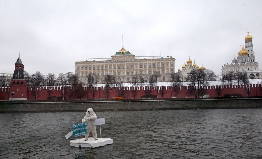 1 апреля, Москва. Активист Greenpeace в костюме белого медведя во время акции протеста против добычи нефти в Арктике