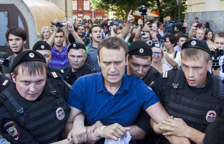 10 июля, Москва. Кандидат в мэры Москвы Алексей Навальный (в центре) во время задержания у здания Мосгоризбиркома. 10 июля Алексей Навальный сдал в Мосгоризбирком подписи муниципальных депутатов, чтобы зарегистрироваться кандидатом на выборах мэра. Как только оппозиционер вышел из здания Мосгоризбиркома, его задержали сотрудники полиции. Поводом для задержания послужило то, что сторонники Навального якобы провели перед зданием несанкционированный митинг. Примерно через 10 минут полицейские отпустили Навального и принесли ему официальные извинения. 