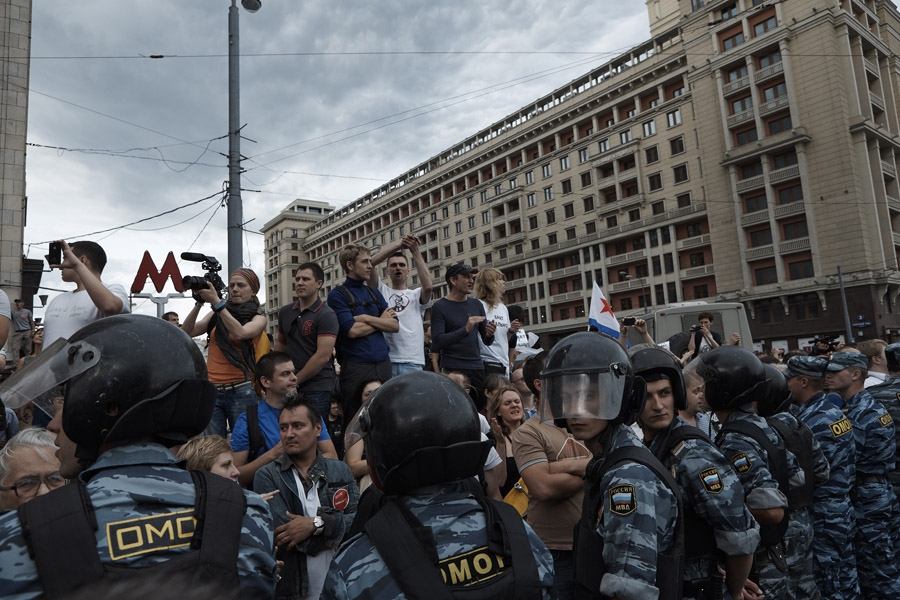 18 июля, Москва. Несанкционированный митинг в поддержку Алексея Навального на Манежной площади. Тысячи сторонников оппозиционера собрались в центре Москвы после того, как его признали виновным по делу Кировлеса и приговорили к 5 годам колонии общего режима.