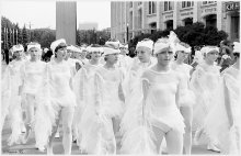 Ангелы среди нас / Москва Лужники июль 1985 г ... накануне церемонии открытия Международного Молодежного Фестиваля !! 
... и у ангелов бывают опущены крылья