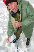 Ледобур / На Вилейском Водохранилище, 1 апреля. Слой льда 70 см. Все силы отдашь, пока лунку выпилишь. :)
1/500 sec, F/8, ISO 200 + flash