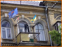 "Всрамся, але не здамся!" / Патриотичний балкончик у центрі Києва. Підтримує в потрібному настрої. Невсеремось!