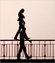 Просто прогулка... / И такую картинку удается увидеть... Сам бы не поверил, но свидетели есть :) - девушка прогуливается по перилам моста, высоко над Свислочью.