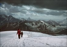 Per Aspera Ad Astra / Сквозь тернии к звездам! Всё выше и выше. Вперед, к вершине. Справа от нас Приют-11, 4050 м, последний рубеж перед восхождением. Впереди еще 1600 м снежной шапки Эльбруса. Дойти до 5642.