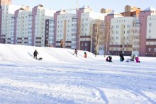 зима / Горка, сани и детишки....