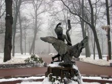 Туман. Скульптура &quot;Мальчик, играющий с лебедем&quot;. / Минск. Парк. 2009 г.