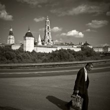 Поталанило* / *Поталанило - т.е. повезло... Попрошайка возвращается с хорошим прибытком от стен Лавры. 
Сергиев Посад