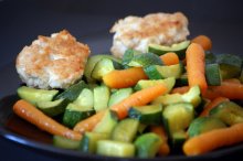 Немного ярких красок на обед / в меню: котлетки из индюшатины и кабачки с молодой морковью, томленные с оливковым маслом... приятного аппетита!