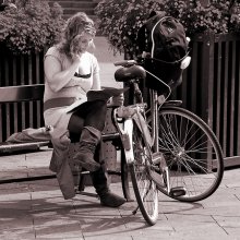 &nbsp; / Подсмотренная картинка, привычная для Копенгагена. Девушка, студентка, - в ожидании молодого человека (он подкатит на своем велосипеде) . Характерно одета: мягкие сапожки, короткое трикотажное платье - велосипед не ограничивает. ))
Вся велоистория - здесь:  
http://photoclub.by:80/work.php?id_photo=84815&amp;id_auth_photo=2965#t