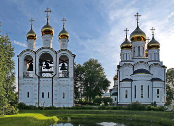 Свято-Никольский женский монастырь (Переславль-Залесский) / Слева Звонница, справа Никольский собор