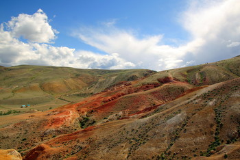 Горки Кызыл-Чин / Обилие ярких цветов красно-желтой гаммы объясняется присутствием многочисленных обнажений измельченных горных пород. Красные оттенки объясняются присутствием гематита и маггемита, желтые — наличием хрома. Геологи находили в отложениях примеси титана, тантала, железа и олова.