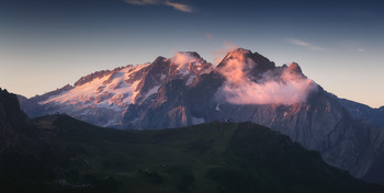 Мармолада просыпается / г. Мармолада в первых лучах рассветного солнца. Доломитовые Альпы.