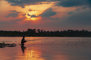 пейзаж с мальчиком, ловящим рыбу / р. Белая, красочный закат