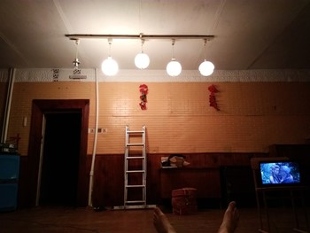 Школьное кафе / Гирлянда бесподобных светильников советского периода.