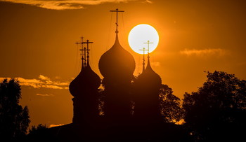 Утро над куполами. / Рассвет в Макарьеве. Костромская обл. Макариевско-Унженский мужской монастырь.