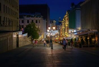 Возле кафе Жан-Жак / Москва, кафе Жан-Жак считается у определенной части москвичей, местом знаковым, где можно по утрам выпить чашечку кофе, почитать свежие новости…