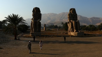 Колоссы Мемнона. / Две массивные каменные статуи, в действительности изображающие фараона Аменхотепа III, а не Мемнона. Последние 3400 лет они простояли в некрополе города Фивы, по другую сторону реки Нил от современного города Луксор.