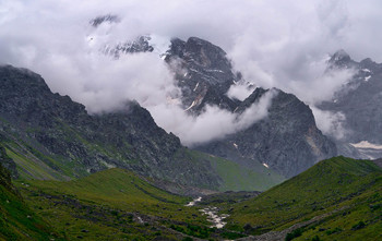 Ущелье Мижирги / Кавказ. Вид из альплагеря Безенги