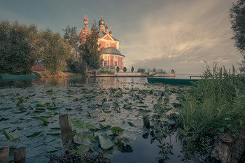 Утро на Трубеже / Солнце осветило стены старой церкви в Переславле. По реке уже слышались деловитые возгласы садящихся в лодки рыбаков.