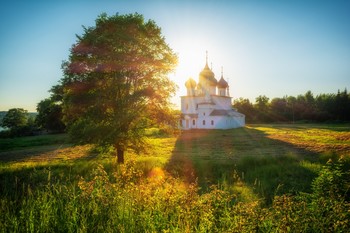 Крестовоздвиженский собор, Тутаев / Крестовоздвиженский собор в закатных лучах солнца.

Храм находится в городе Тутаев, на левом берегу Волги и является первым каменным храмом города.

Построен в 1658 году на месте более древнего деревянного собора внутри крепостных валов, воздвигнутых ещё при основании города.