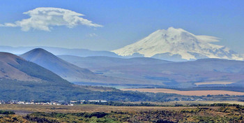 Вид на Эльбрус из Пятигорска / Вид на Эльбрус с горы Машук в Пятигорске на расстоянии 120 км.