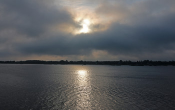 Хмурое утро на Ладоге / Ладожское озеро у впадения реки Волхов.