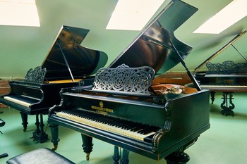 Старый рояль. / Музей фортепиано