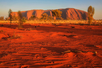 Ayers Rock / Улуру́ (Uluru, Ayers Rock) По мифам аборигенов, когда-то здесь обитал хозяин горы — водяной питон, на крутом склоне жил чёрный варан. Аборигены считают себя хранителями священной скалы, совершают поклонения и проводят обряды