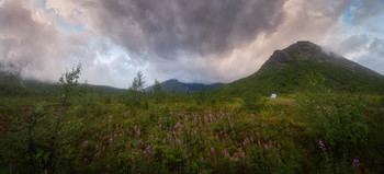 Одинокая палатка в долине северных гор / Хибины