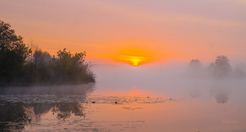 Тихий рассвет. / Осенние туманы на озере Сосновое.