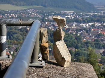 &nbsp; / eine junge Frau war beschäftigt mit diesen Steinen, es war wie Meditation