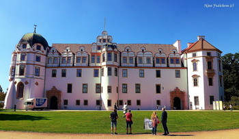 Celler Schloss / Замок Целле — ренессансный и барочный замок, расположенный в городе Целле, в земле Нижняя Саксония, в Германии. Бывшая резиденция герцогов Брауншвейг-Люнебурга. Самый большой замок-крепость на юге Люнебургской пустоши.
Из Википедии
Слайд-шоу на YouTube о Люнебурге: https://www.youtube.com/watch?v=9O10fvU4r0g&amp;t=18s

Парусники в Гамбурге:

https://www.youtube.com/watch?v=JT5YfxP005o

Видео &quot;Прогулка по Эльбе&quot;: https://www.youtube.com/watch?v=qL1e1j9B8Vk

Лайнеры в Гамбурге:

https://www.youtube.com/watch?v=VU8V0Jvqpy0

https://www.youtube.com/watch?v=_8iY4QcGL-A&amp;t=8s https://www.youtube.com/watch?v=EVMHpH6SJxA

Корабли на Эльбе:

https://www.youtube.com/watch?v=DA7DProSV6o&amp;list=UUEOp3amNaNT0205lPmdFi8w&amp;index=19

Портовый центр и складской район Гамбурга:

https://www.youtube.com/watch?v=i0kxa-sex6o

https://www.youtube.com/channel/UCEOp3amNaNT0205lPmdFi8w/videos?

https://www.youtube.com/watch?v=IGn-NNqkBL0

https://www.youtube.com/watch?v=dZ1W9amrFdg